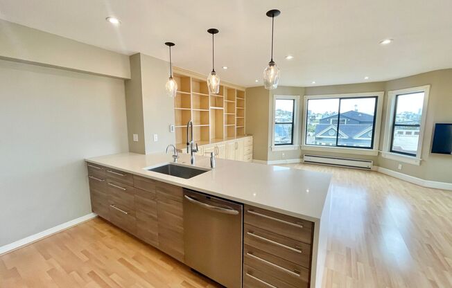 Eureka Valley / Dolores Hts. Luxury Condo w/Views, Deck, Parking – A MUST SEE!