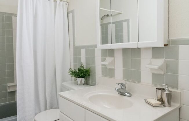 2 beds, 1 bath, 800 sqft, $1,610, Unit 129