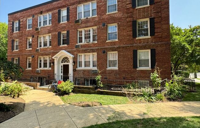 Top Floor Recently Updated MacArthur Blvd One Bedroom W/Parking Included