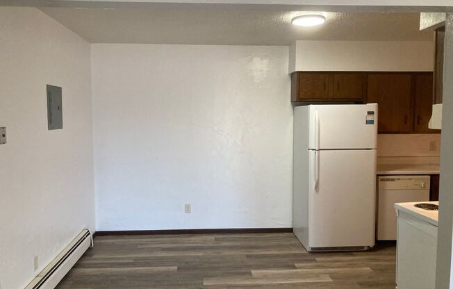 2 beds, 1 bath, $775, Unit Apt 10