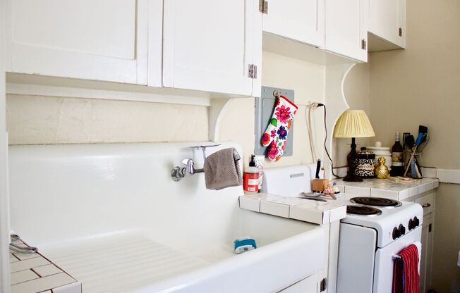 Studio, 1 bath, 300 sqft, $850, Unit 405