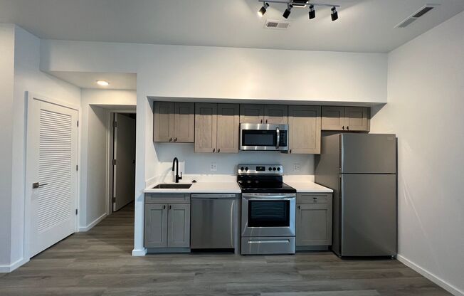 Studio, 1 bath, 450 sqft, $1,348, Unit 404