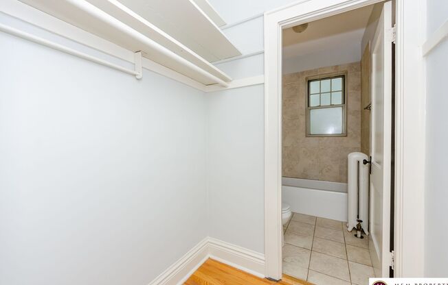 Studio, 1 bath, $1,050, Unit 1002 1/2-38