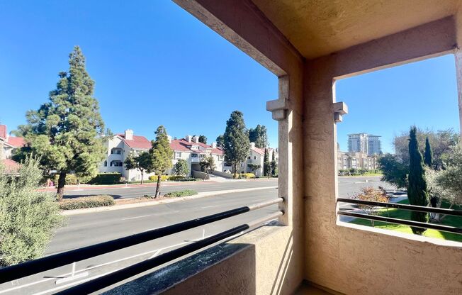 *REDUCED DEPOSIT* LARGE 2BD/2BA University City - 2 ASSIGNED PARKING SPACES, W/D in unit, Lots of Amenities