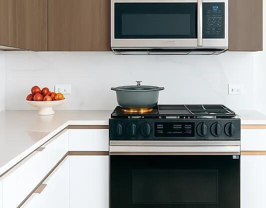 2 beds, 2 baths, $8,400, Unit 14E