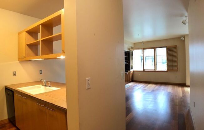 1 Bed/1 Bathroom Condo in Pearl district ~ Covered Balcony, Atrium views and Gated Garage!