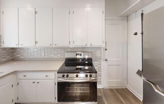 Downstairs Unit - Next to Habersham Village!