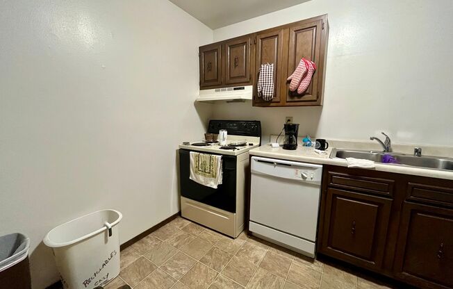2 beds, 1.5 baths, $1,350, Unit 216