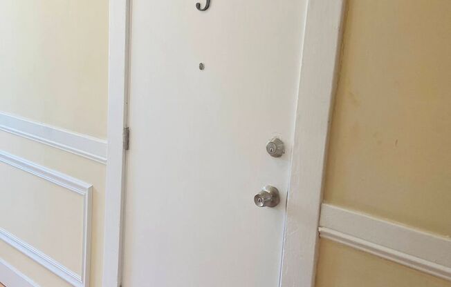 Great 1 Bed Room - Wood Floors - Small Building