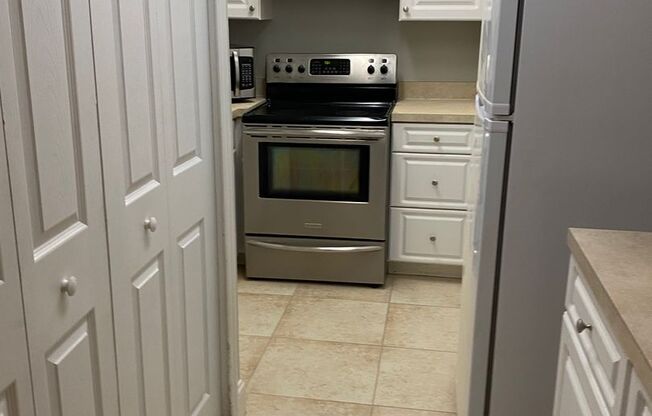 Great 2/2 condo in Pershing point Lake view with updated Flooring