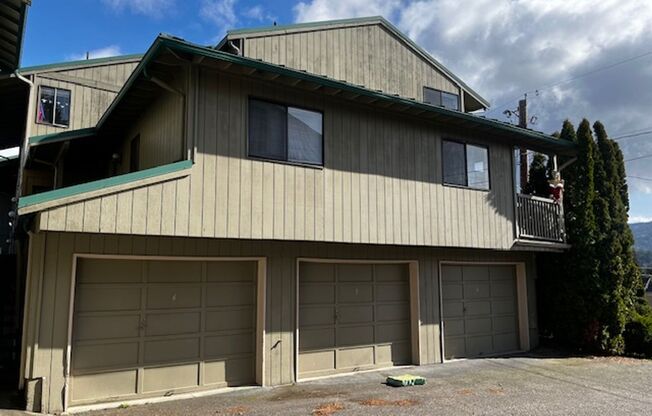 2 Bedroom 1.5 Bath Townhouse Near WWU and Fairhaven W/Garage