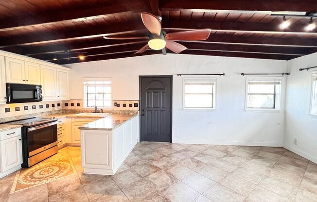 Stunning RENOVATED 3 Bedroom / 2 Bath Home in Ormond Beach! MINUTES FROM THE BEACH!