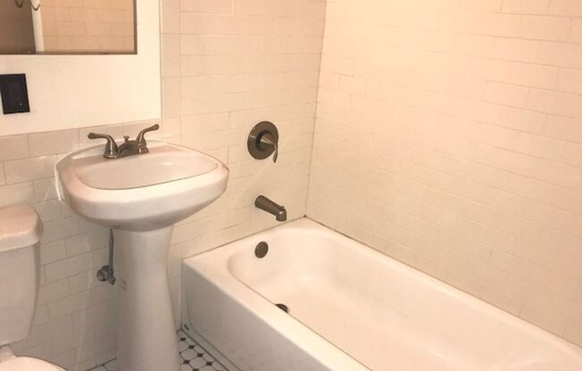 Studio, 1 bath, 359 sqft, $1,325, Unit 301