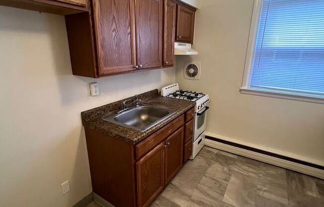 1 bed, 1 bath, 850 sqft, $950, Unit 1-A