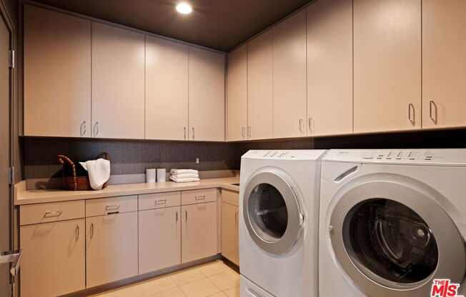 3 beds, 4 baths, 3,670 sqft, $15,000, Unit 2204