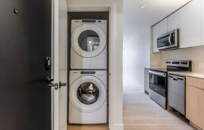 Studio, 1 bath, 300 sqft, $1,599, Unit 419