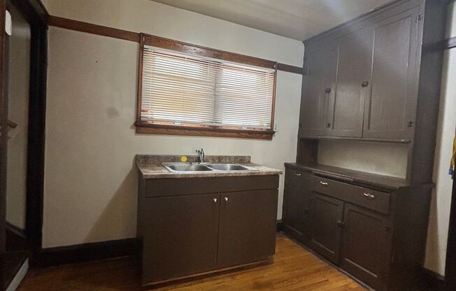 AFFORDABLE 3BR SINGLE FAMILY HOME, PARKING, YARD, BASEMENT!