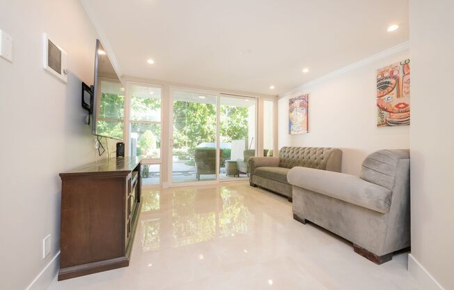 1 Bedroom + Den / 1 Bath Condo w/ patio and parking! $3100/month in La Jolla