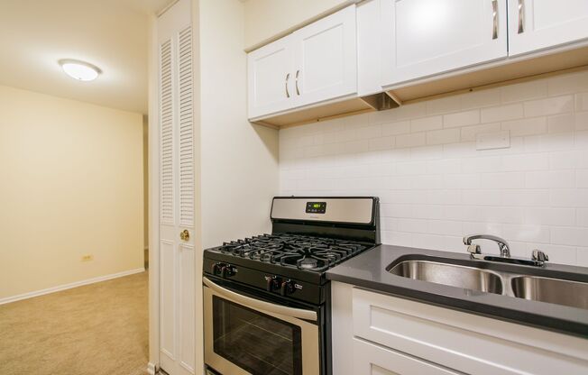 1 bed, 1 bath, 700 sqft, $1,725, Unit 220