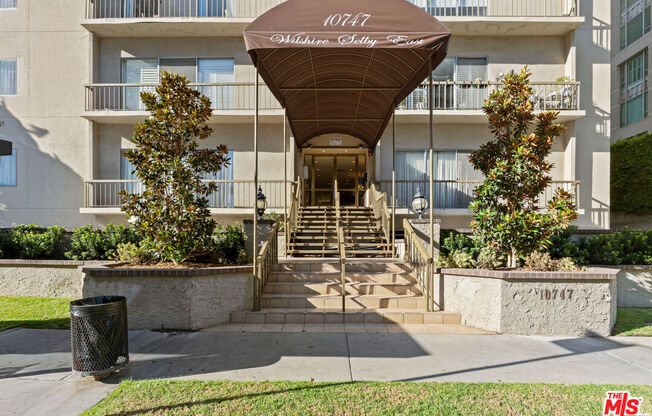 1 bed, 2 baths, 1,076 sqft, $3,400, Unit 703