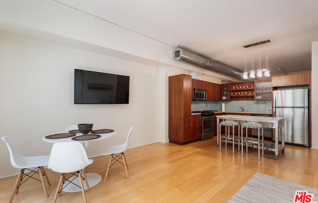 1 bed, 1 bath, 860 sqft, $3,200, Unit 407