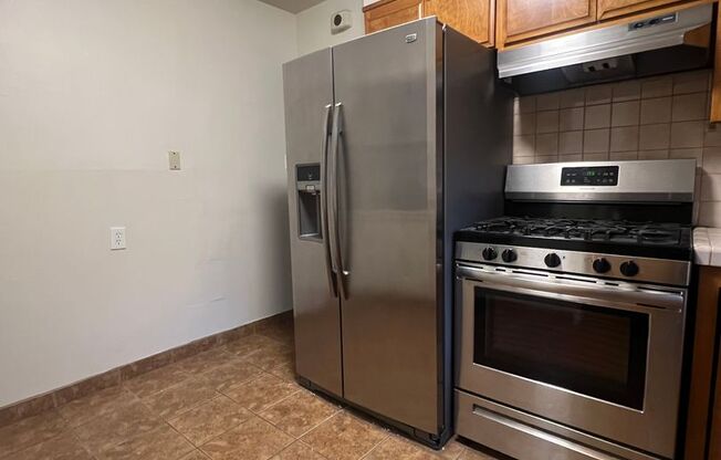 1 bed, 1 bath, 700 sqft, $1,595, Unit 425 23rd Street