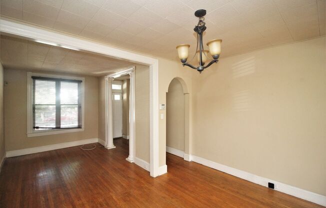 Updated 3bd/2ba Hampden Rowhome w/ CAC, W/D, more! Available 8/15!