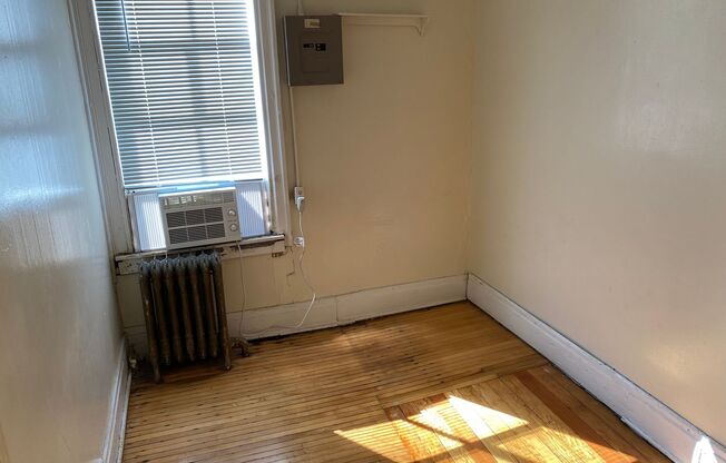 1 bed, 1 bath, $575, Unit 1117 H St - B4