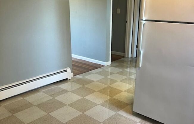 2 beds, 1 bath, 700 sqft, $1,395, Unit Unit 4