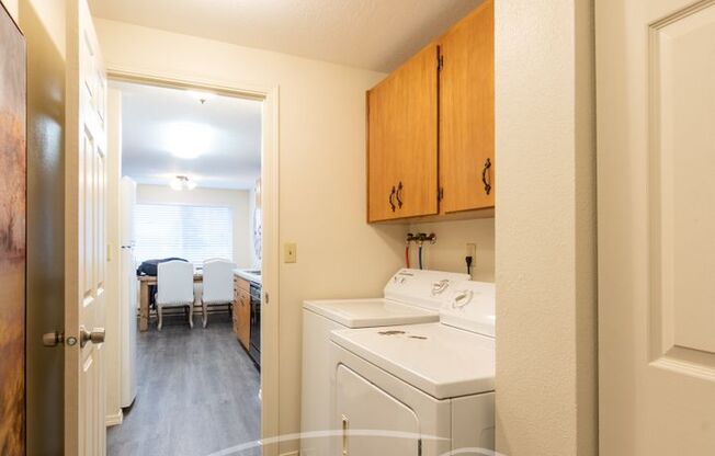 2 beds, 1 bath, 800 sqft, $1,325, Unit Irisview 215-202