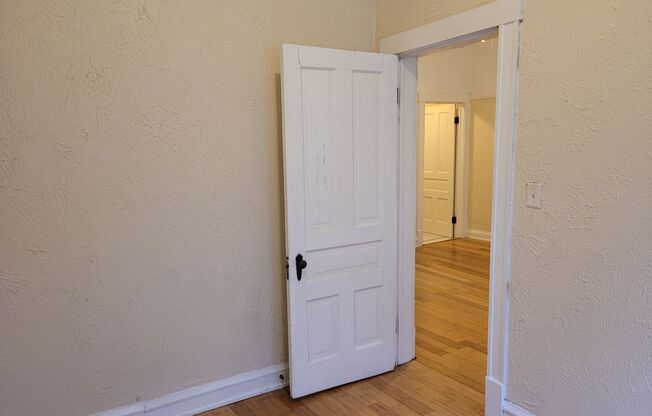 1 bed, 1 bath, $995, Unit 18