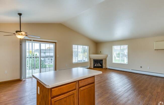 Upper Corner Pineview, Dining/Living, 2 Bed/2 Bath