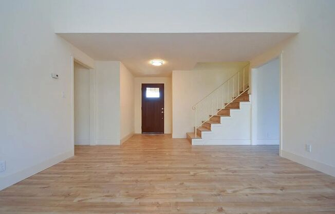 $4,200 / 4 BR - SPACIOUS HOME IN WARM SPRINGS WITH SCENIC HILL VIEWS