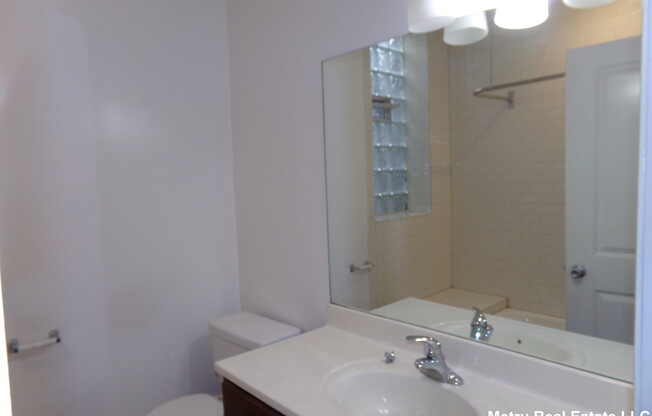 908 W Montrose Ave bsmt