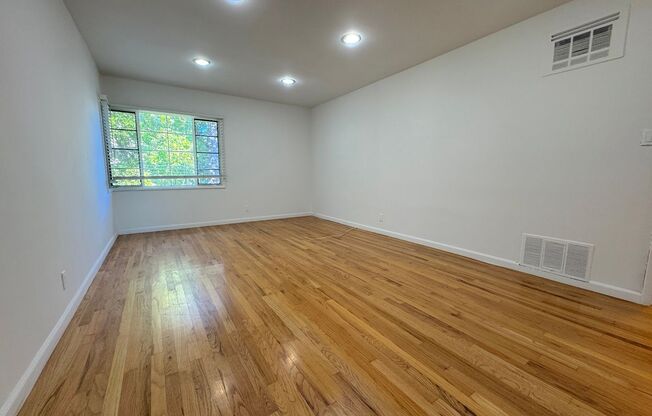 Top Floor Hollywood 1Bed/1Bath Walking Distance to Hollywood Bowl!