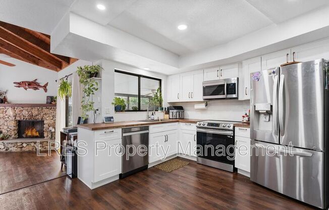 1205 ANGELINE AVE