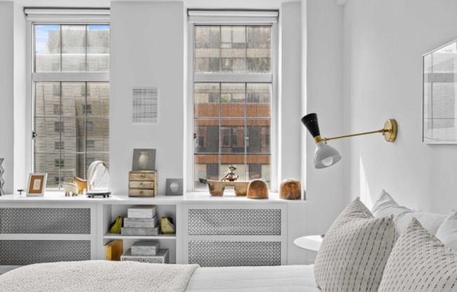 470 W 24 ST
