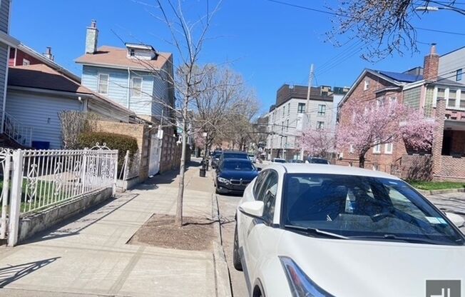 828 E 34 ST