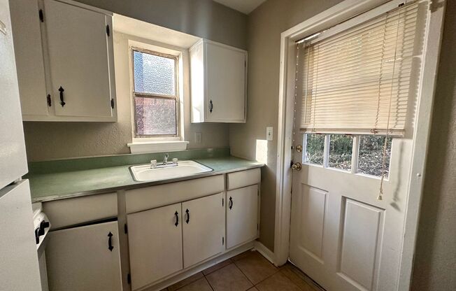 1 bed, 1 bath, 550 sqft, $1,100, Unit 4