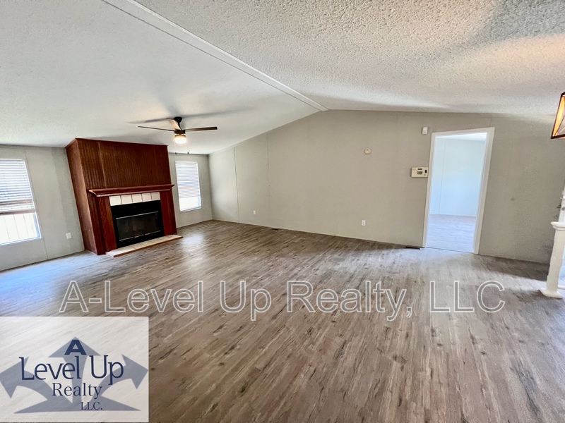 315 W LEE ST
