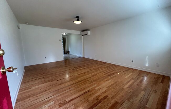 1st MONTHS RENT FREE!! Lovely 2/1 Duplex in SE Bend- Washer/Dryer and Mini Split A/C Included! 407 SE 4th