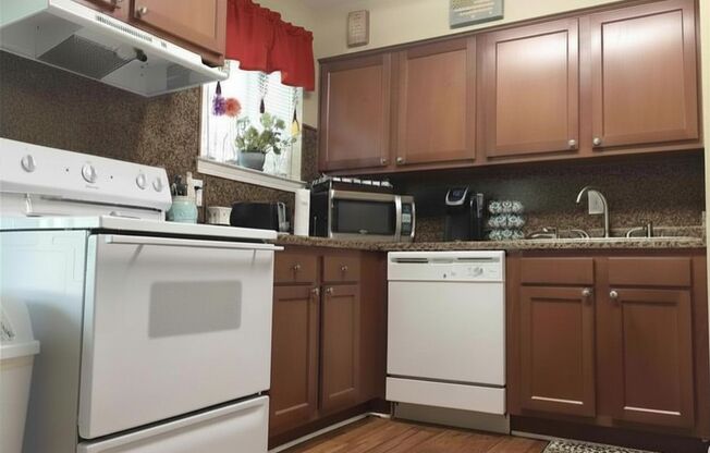 2 beds, 1 bath, 900 sqft, $1,250, Unit 05A