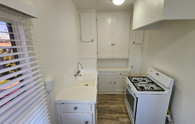 4530 S NORMANDIE AVE