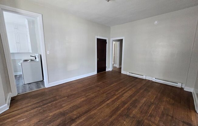 2 beds, 1 bath, $1,250