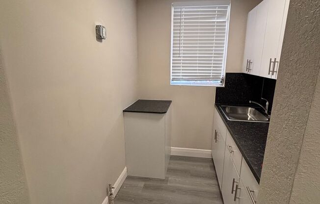Fully Remodeled 1 Bed / 1 Bath- Central location!