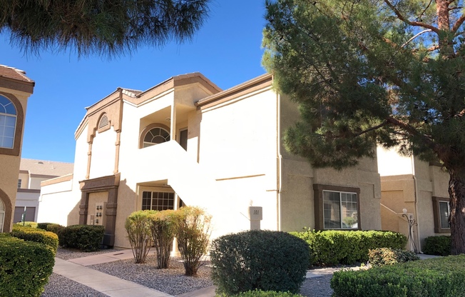 Fantastic 2 Bedroom Condo with Attached Garage