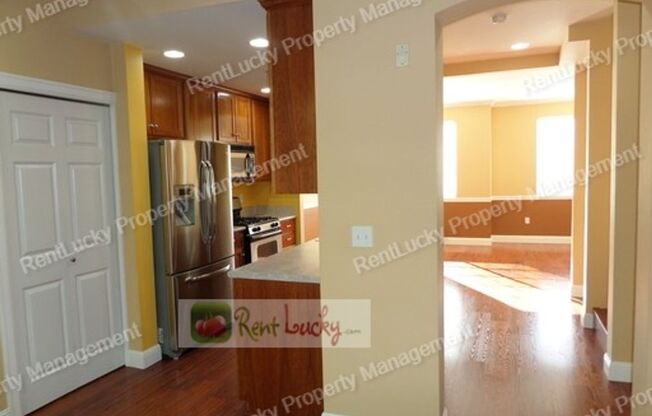 AMAZING 3-Bedroom Townhome w/HUGE 3-Car Attached Garage in West Hill (Near Federal Way/Kent/Des Moines)!!