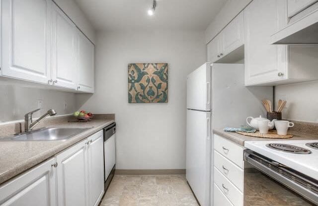 Fully Equipped Kitchen at Mountain High Apartments, Gresham, 97080