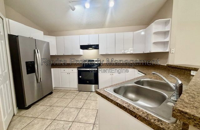 3 beds, 2 baths, 1,426 sqft, $2,000