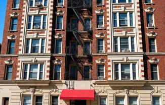 521 W 122 ST